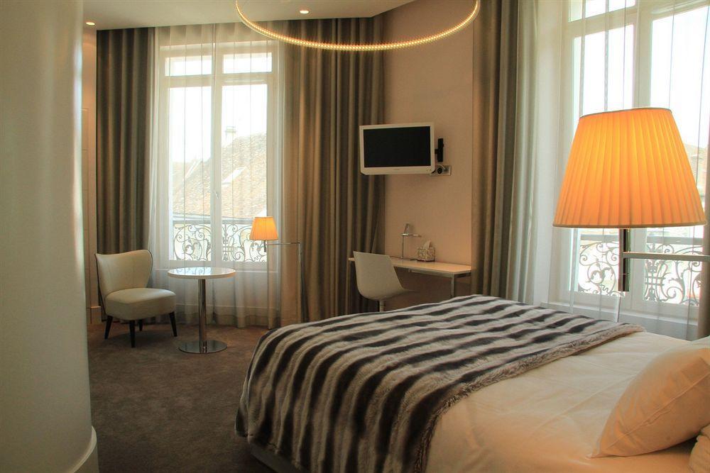 Le Cesar Hotel Provins Bagian luar foto