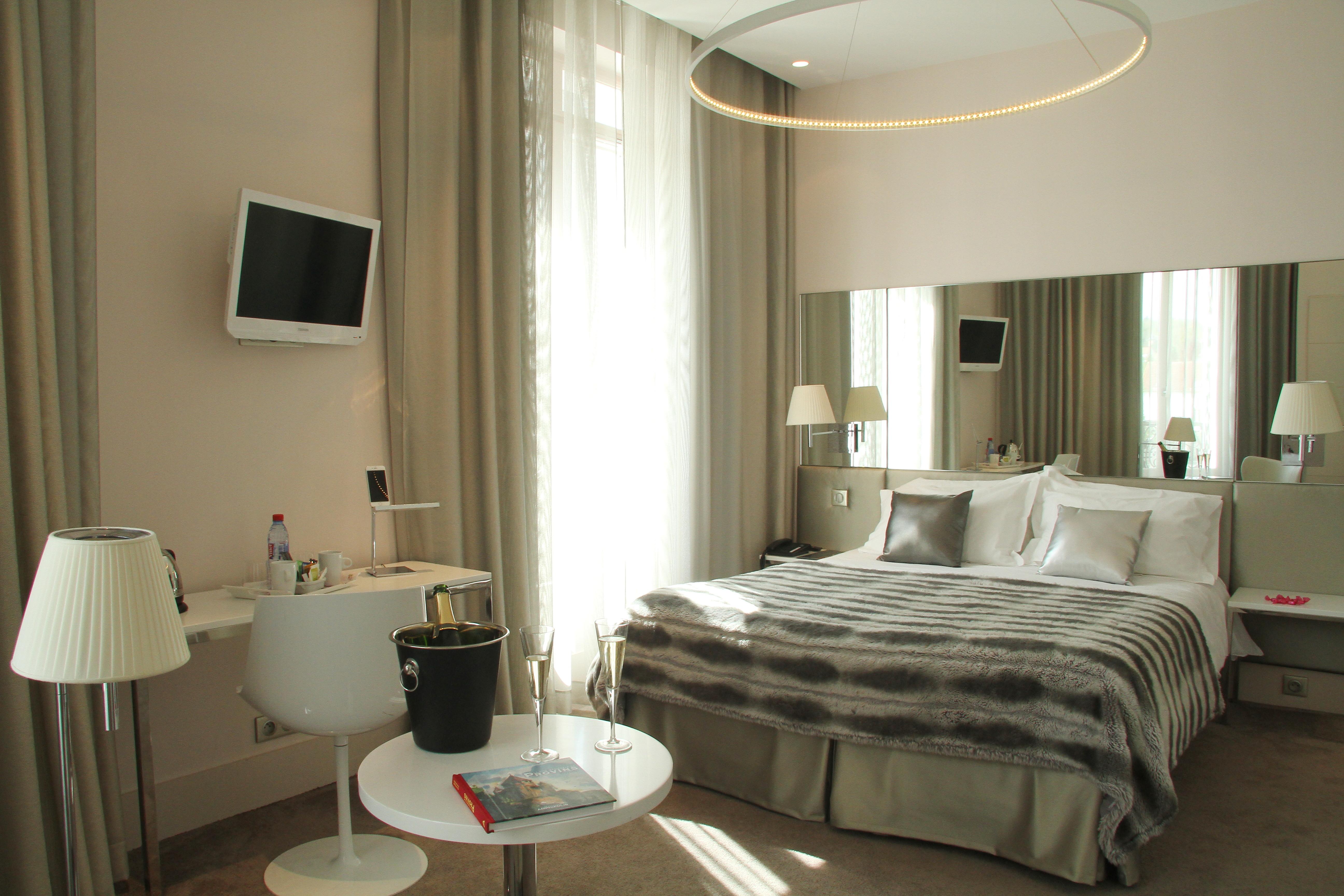 Le Cesar Hotel Provins Bagian luar foto