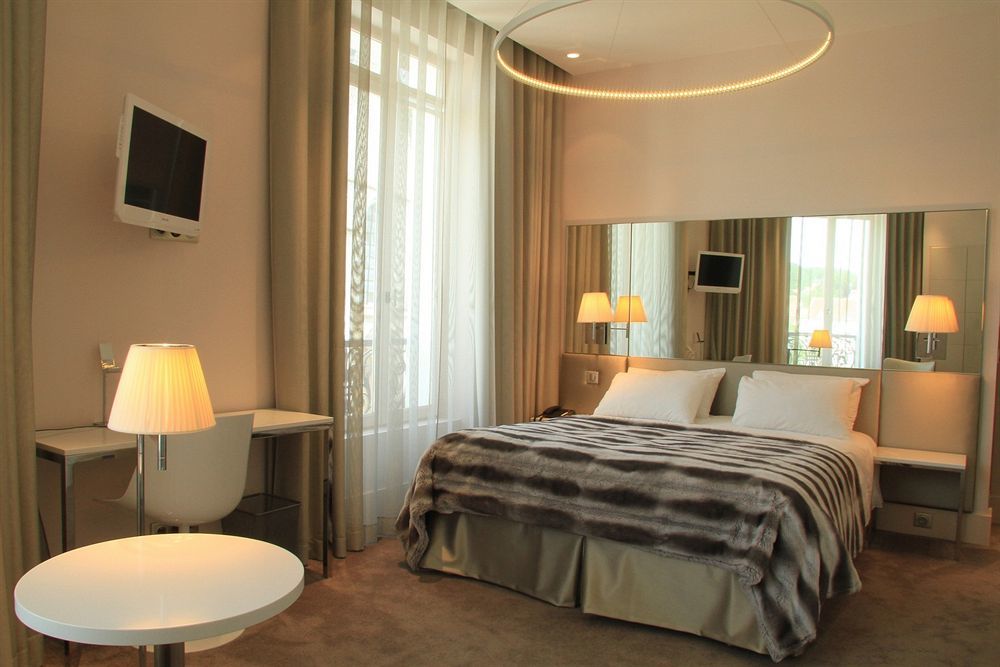 Le Cesar Hotel Provins Bagian luar foto