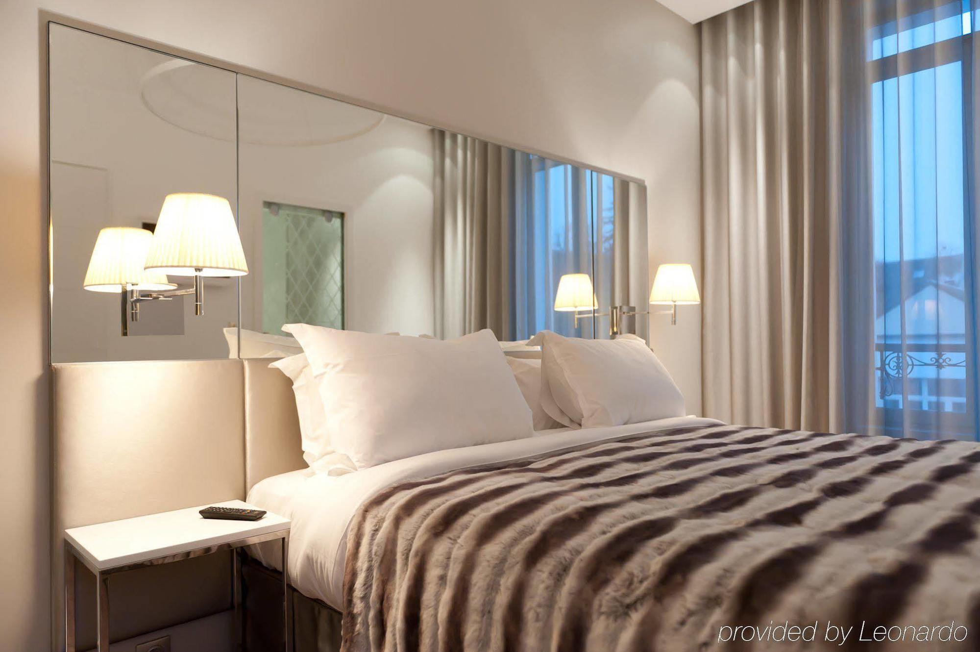 Le Cesar Hotel Provins Bagian luar foto